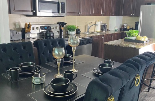 Fort York Condo | Stylish 3-bed Toronto Waterfront Suite. 15 minutes from Union Station