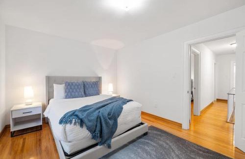 Wychwood Apartment | Stylish 3BR Urban Retreat near Christie Sleeps 6