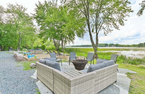 Centre Hastings Cottage | Stylish 3BR Waterfront Cottage with Large Docknn