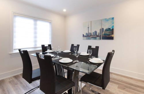 Armour Heights House | Stylish 4 Bedroom/2 Bath Home near Bathurst & Wilson