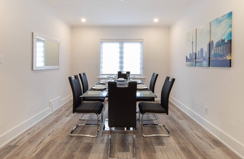 Armour Heights House | Stylish 4 Bedroom/2 Bath Home near Bathurst & Wilson