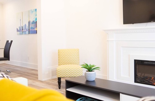 Armour Heights House | Stylish 4 Bedroom/2 Bath Home near Bathurst & Wilson
