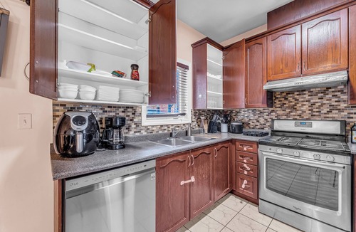 Brampton House | Stylish 5 Bed Home Near Airport