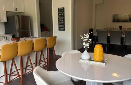 Simcoe Apartment | Stylish 5-Bedroom Retreat