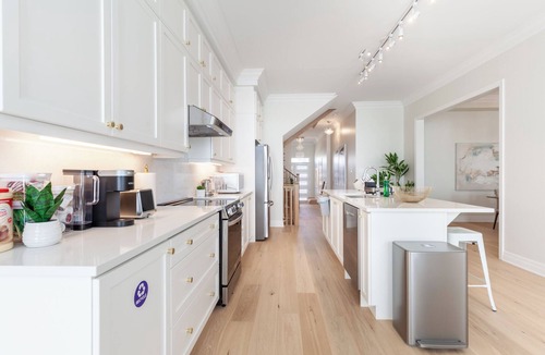 Markham House | Stylish and Brand New: Your Cozy 4-bedroom Getaway