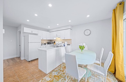 Barrie House | Stylish & Cozy - 4Bdrm House Fast WIFI, 2.5 Bath