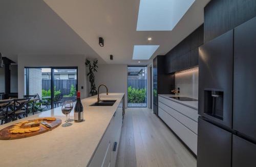 Prebbleton House | Stylish Home w- Private Spa Indoor & Outdoor Fire