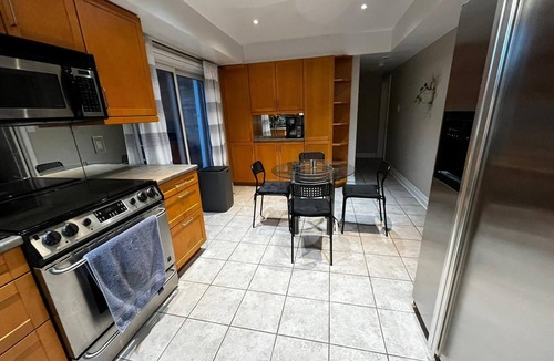 Bayview Woods - Steeles House | Stylish House for Relaxation