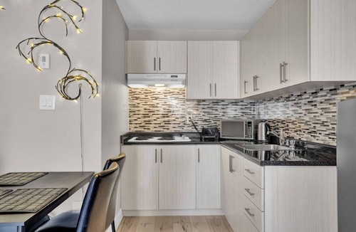 Mineola House | Stylish Mississauga Lower Unit: BBQ Yard Paradise