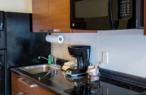 Shakopee Hotel | Stylish Room w/Kitchen Just Minutes from Valleyfair Park!