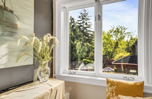 East York House | Stylish Urban Retreat for Big groups