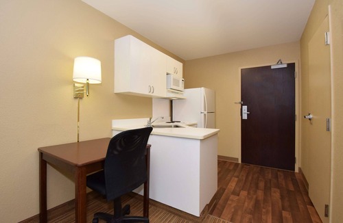 Brooklyn Center Hotel | Suburban Studios Minneapolis Brooklyn Center