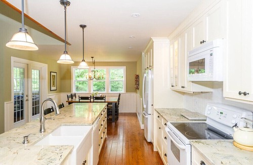 Perry Cottage | Summer '25! Luxe Four-Season Cottage w/WiFi near Huntsville, Arrowhead ☀️❄️🍂🌷