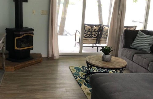 Perham House | SUMMER BREEZE on crystal clear Paul Lake