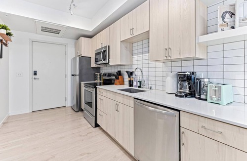 Uptown Apartment | Sun-Kissed Cityscape mins to DT w Gym, BBQ Rooftop