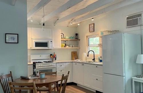 Rideau Lakes Cottage | Sun on the Brow Cottages 🛶 Breezy Cottage