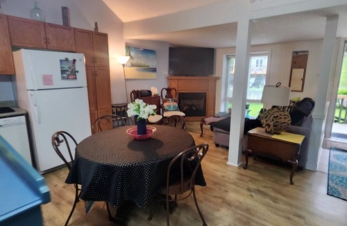 Port Stanley Cottage | Sun Valley Beach Fenced YARD Home by Lake Erie. Pets ok Wifi, Fireplace,BBQ, A/C