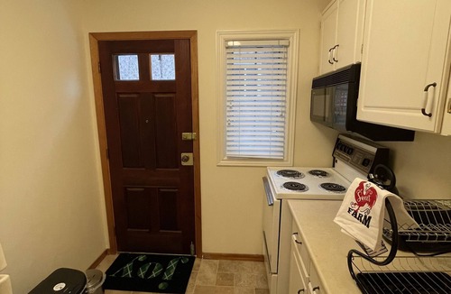 Oakville Apartment | Sunlit Garden-View Studio Oasis on the Main Floor - A Serene Retreat