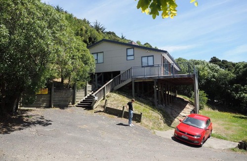 Akaroa House | Sunny, modern, private hilltop holiday home