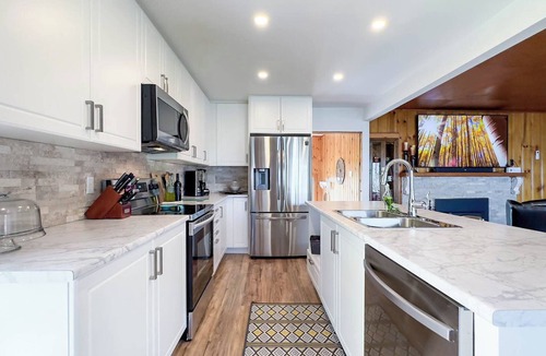 Dashwood Cottage | Sunset at SchadeView, Lake views! King Bed! Private Lake Access