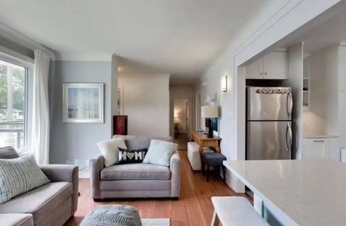 Port Weller West House | Sunset Beach House - Wineries & Niagara Falls