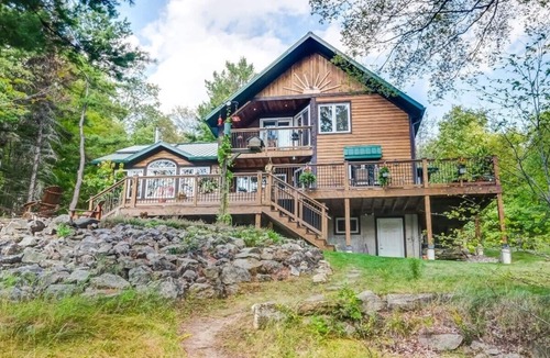 Frontenac House | Sunset Cove Waterfront nature retreat with bunkie