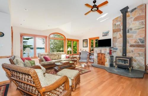 Frontenac House | Sunset Cove Waterfront nature retreat with bunkie