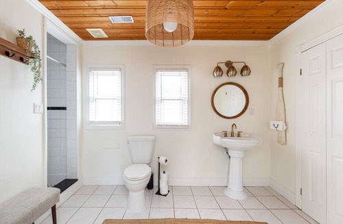 Selkirk Apartment | Sunset Escape | Hot Tub, Pet-Friendly & Firepit
