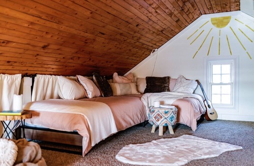 Selkirk Apartment | Sunset Escape | Hot Tub, Pet-Friendly & Firepit
