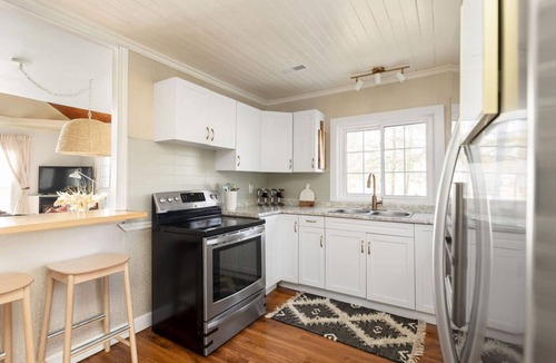Selkirk Apartment | Sunset Escape | Hot Tub, Pet-Friendly & Firepit