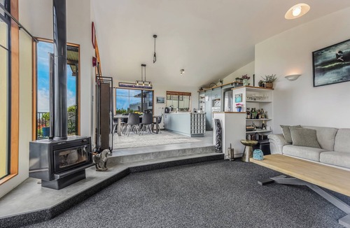 Nelson House | Sunset Heights - Nelson Holiday Home