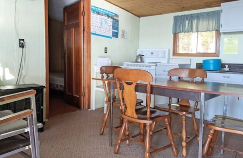 South Bruce Peninsula Cabin | Sunset Lakefront Spacious 8 people Getaway,