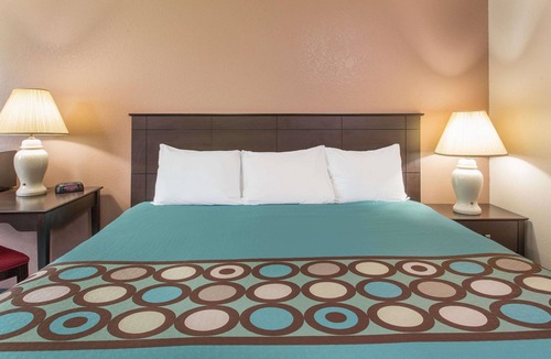 Austin Hotel | Super 8 by Wyndham Austin MN