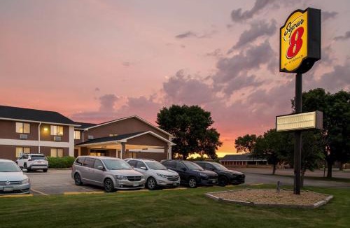 Blue Earth Hotel | Super 8 by Wyndham Blue Earth