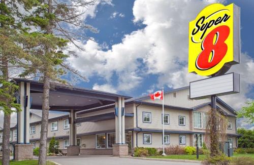 Algoma District Hotel | Super 8 by Wyndham Sault Ste Marie On