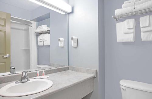 Algoma District Hotel | Super 8 by Wyndham Sault Ste Marie On