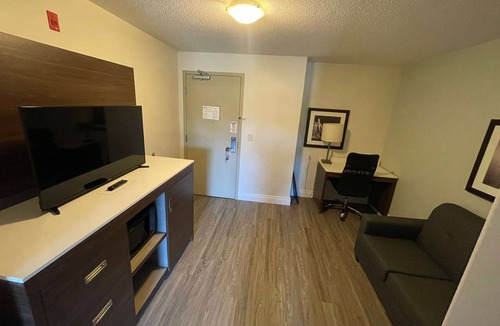 Peterborough Hotel | Super 8 by Wyndham Peterborough