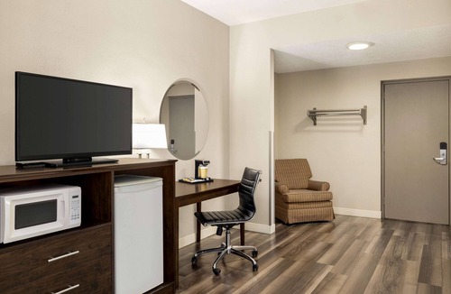 Sarnia Hotel | Super 8 by Wyndham Sarnia ON