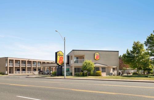 Windsor Hotel | Super 8 by Wyndham Windsor/Dougall