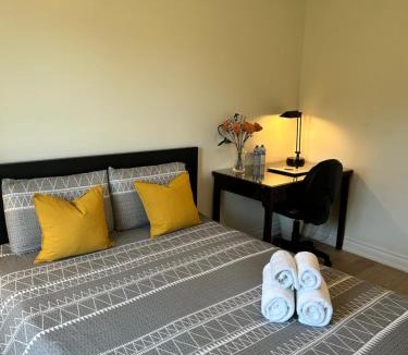 Emery House | Super Cosy Peaceful room with Garden view free Parking
