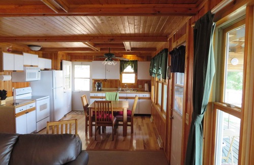 Annandale Cottage | SUPERB COTTAGE, + LUXURY Pontoon Boat @ $100.00/DAY