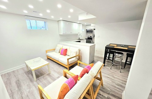 Thornhill Apartment | Superb Spacious 2 Bedroom Bsmt with Parking