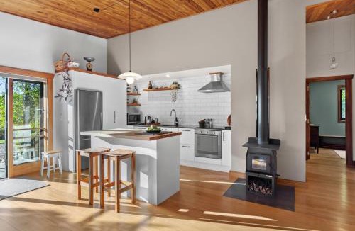 Upper Moutere House | Supplejack Gardens