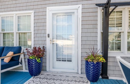 Long Beach House | Surfer's Cottage steps from the beach and right by JFK