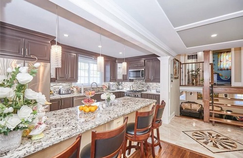 Niagara Falls House | SWEET HOME Modern 4 Bedroom 2 & 7 MINTS WALK TO CASINO & FALLS