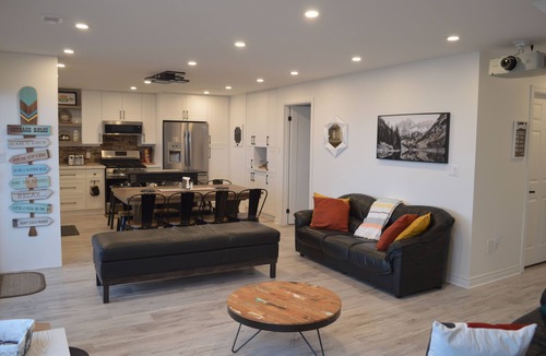 Springwater Cottage | Swim, Soak & Golf Retreat on Orr Lake