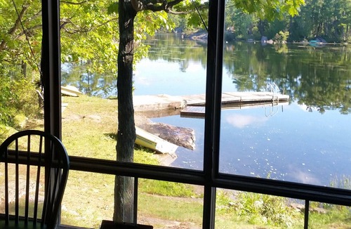 Selwyn Cottage | "Tall Pines" Cosy, waterfront cottage on Stoney Lake.