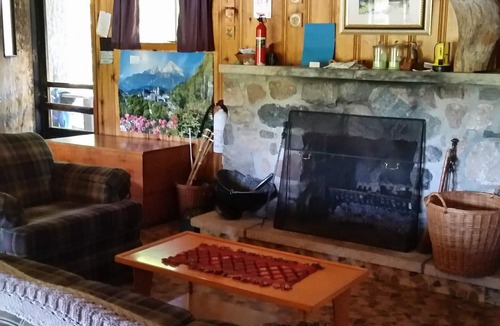 Selwyn Cottage | "Tall Pines" Cosy, waterfront cottage on Stoney Lake.
