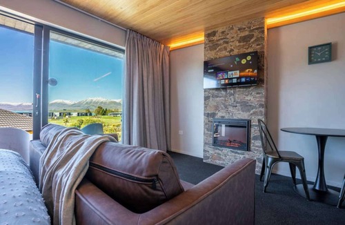 Tekapo Cabin | Tekapo Haven with Deck and Stargazing Sky