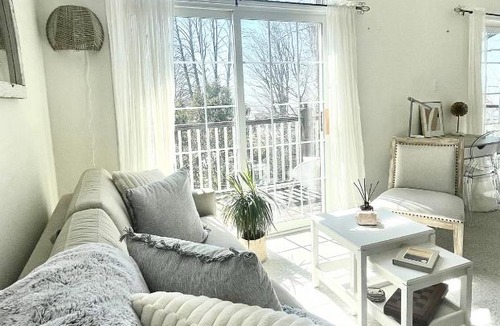 Malahide Ski Chalet | The Bruce Beach House - Cozy cottage by the lake!